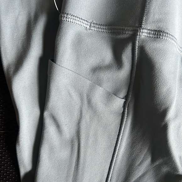 Athleta salutation stash tight - Picture 5 of 5